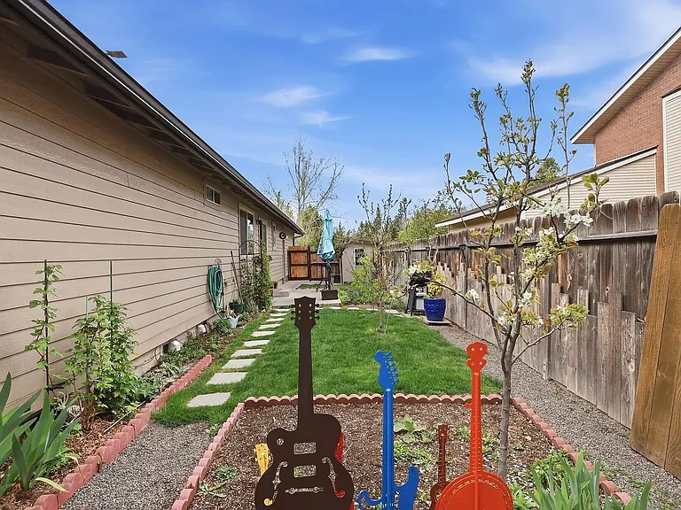 149- 1735, 1737 NE Wichita Way — Photo 33