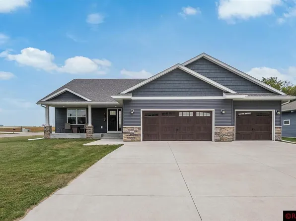 701 Maple Ln, Eagle Lake, MN 56024