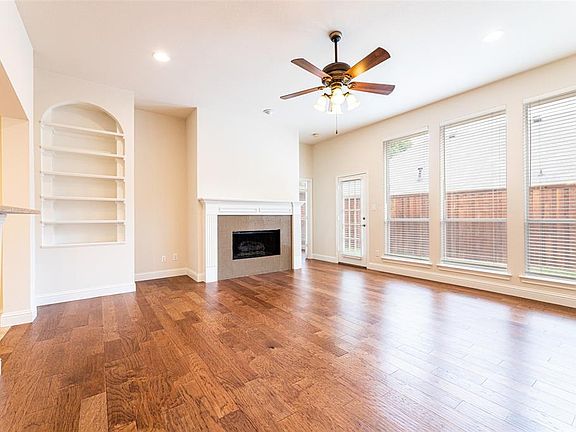 4th image of 4825 Holly Berry Dr