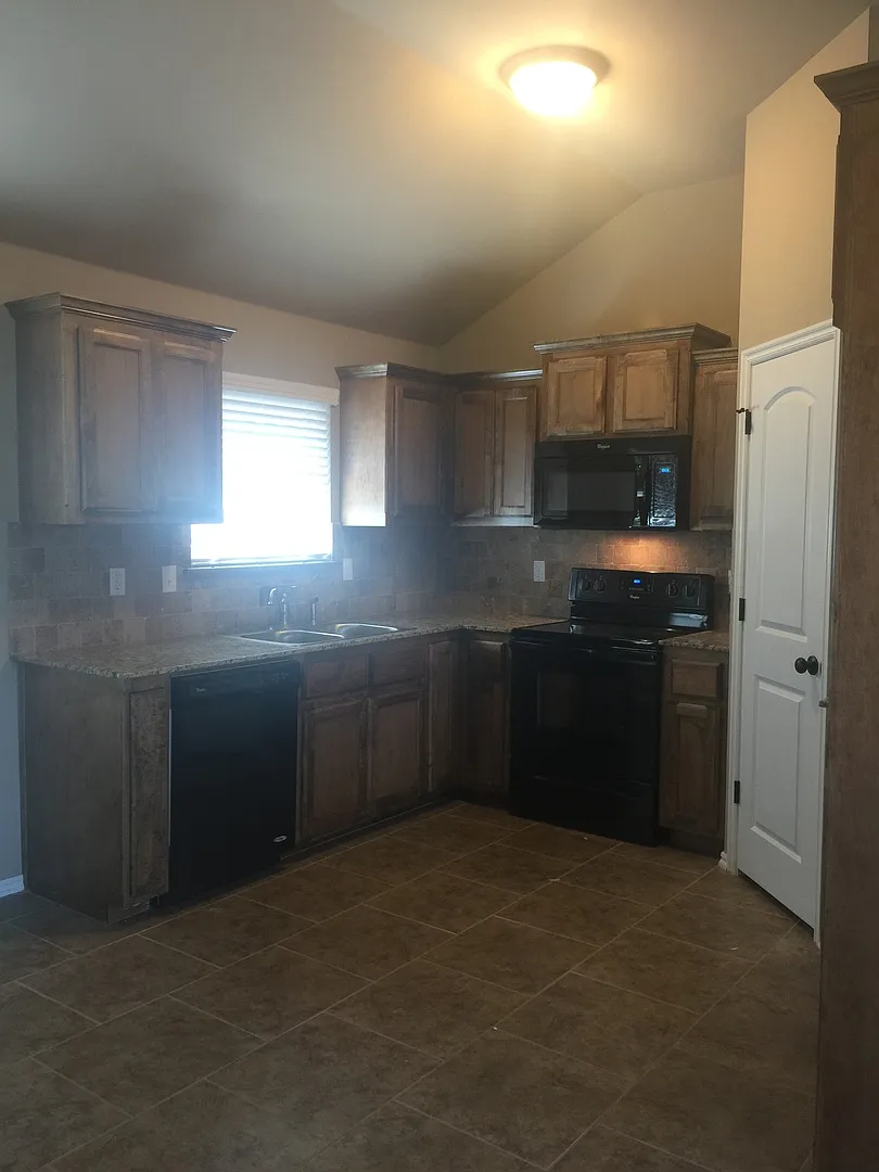 3 bedroom 2 bath home Mustang Schools — Photo 3