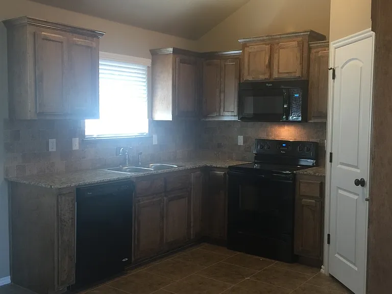 9028 SW 46th St — Photo 3