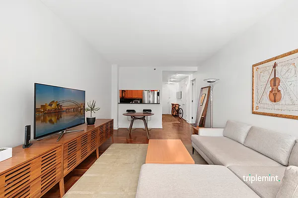 Sold by Triplemint | media 1