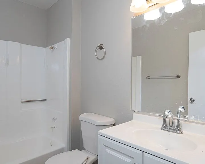 Madison Court Apartments — Photo 36