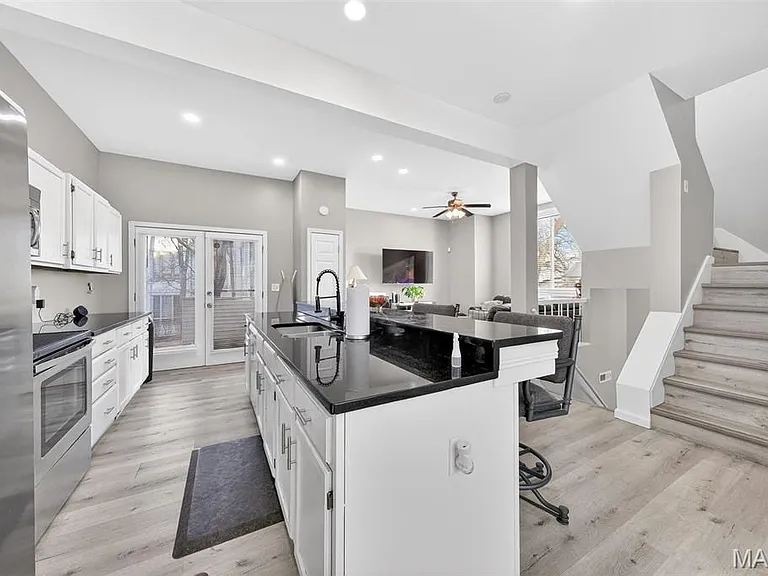 28 Columbus Square Dr — Photo 6