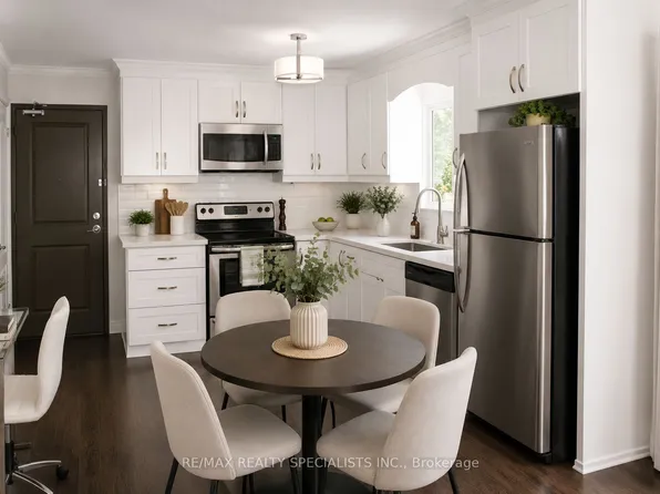 6 Brant Ave #6, Mississauga, ON L5G 3N8