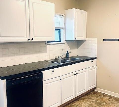 3rd image of 606 S Valentine St