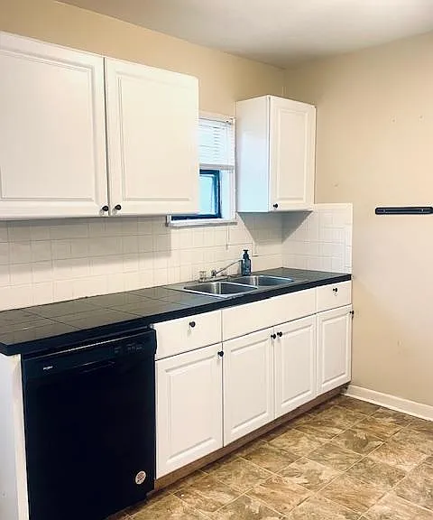606 S Valentine St — Photo 3