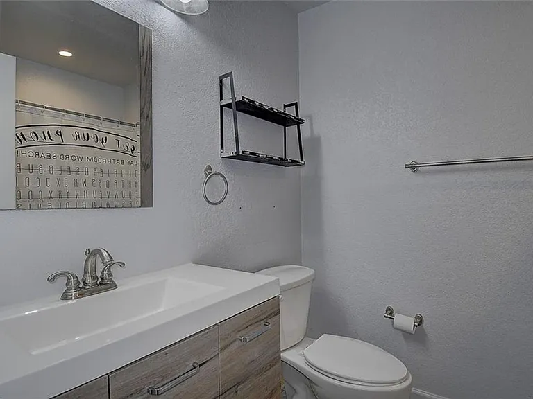 1093 Salisbury Dr — Photo 10