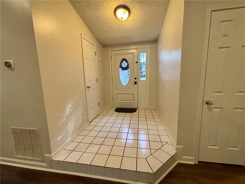 3 bed, 2.0 bath, 1746 sqft, $2,795 — Photo 2