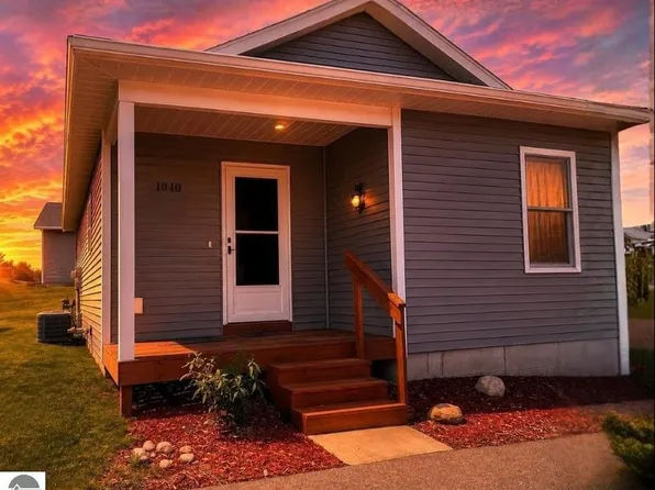 1040 Umber Dr, Traverse City, MI 49696