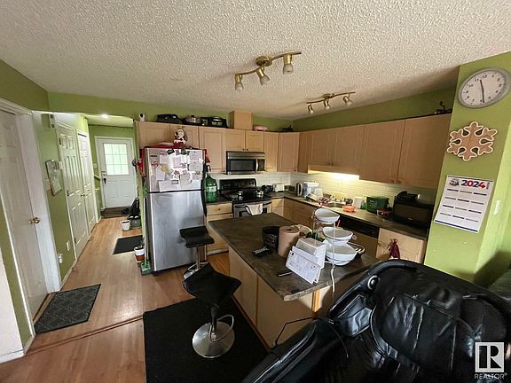 4th image of 2320 30th Ave NW