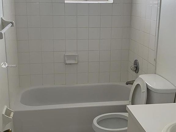 4th image of 2903 NE 163rd St APT 606