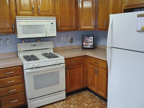 5th image of 43 Marigold Cir