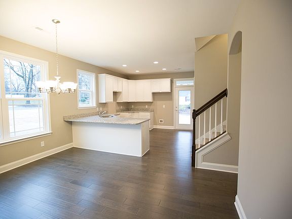 4th image of 104 Somerset Dr