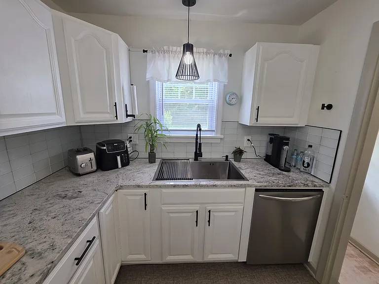 915 Mackow Dr — Photo 4