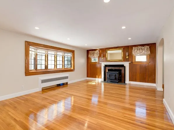 10 Rindge St, Weymouth, MA 02189