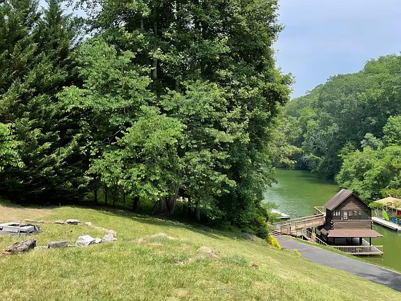 3rd image of 388 Hideaway Farms Rd