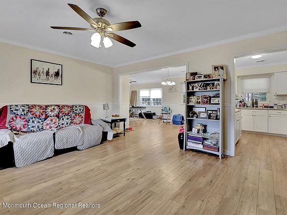 4th image of 15 Bennington Dr