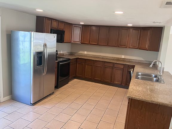 3rd image of 101 Willow Dr