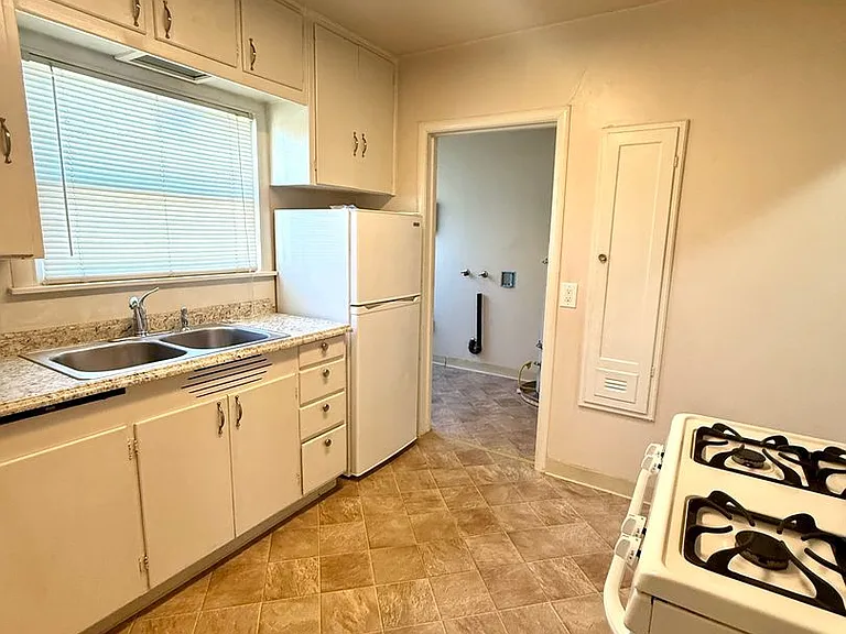 935 W Oak St — Photo 11