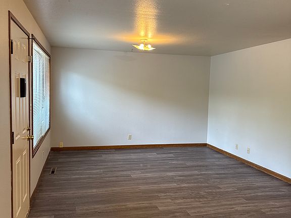 3rd image of 3709 NE 44th St APT A