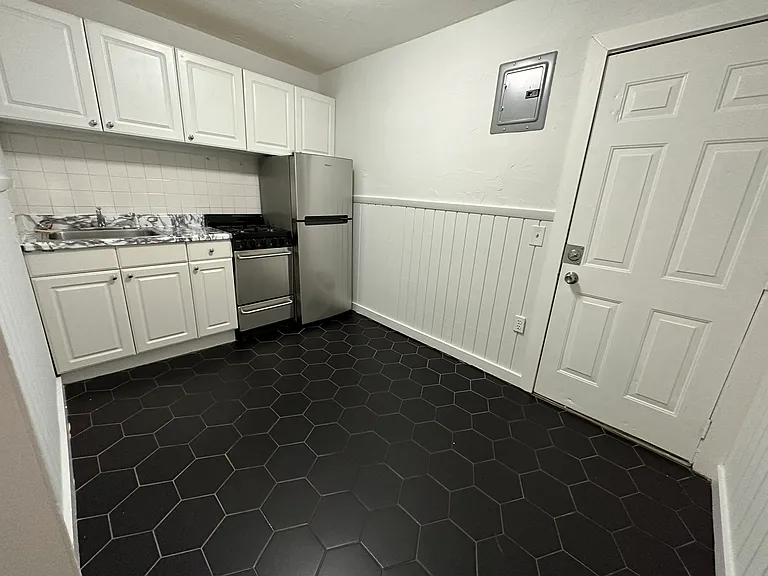 303 Hancock St #2 — Photo 2