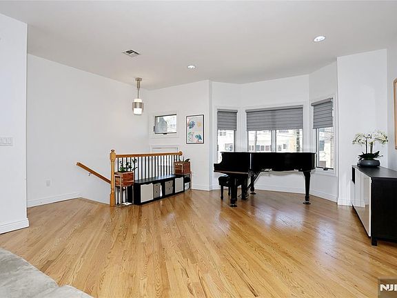 5th image of 423 Lafayette Ave