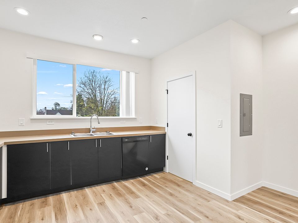 1st image of 4383 N Vancouver Ave #4391