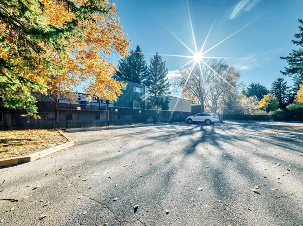 1001 W 68th Ave SW #210, Calgary, AB T2V 4X1