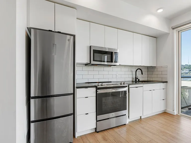 Welcome to Lakeview! - Live in Luxury & Style in the heart of Eastlake — Photo 29