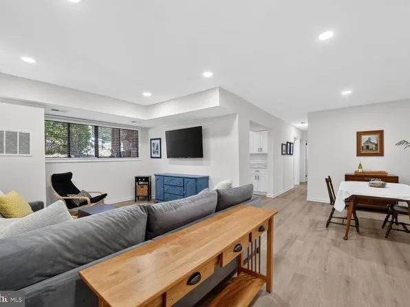 55 Skyhill Rd APT 101, Alexandria, VA 22314