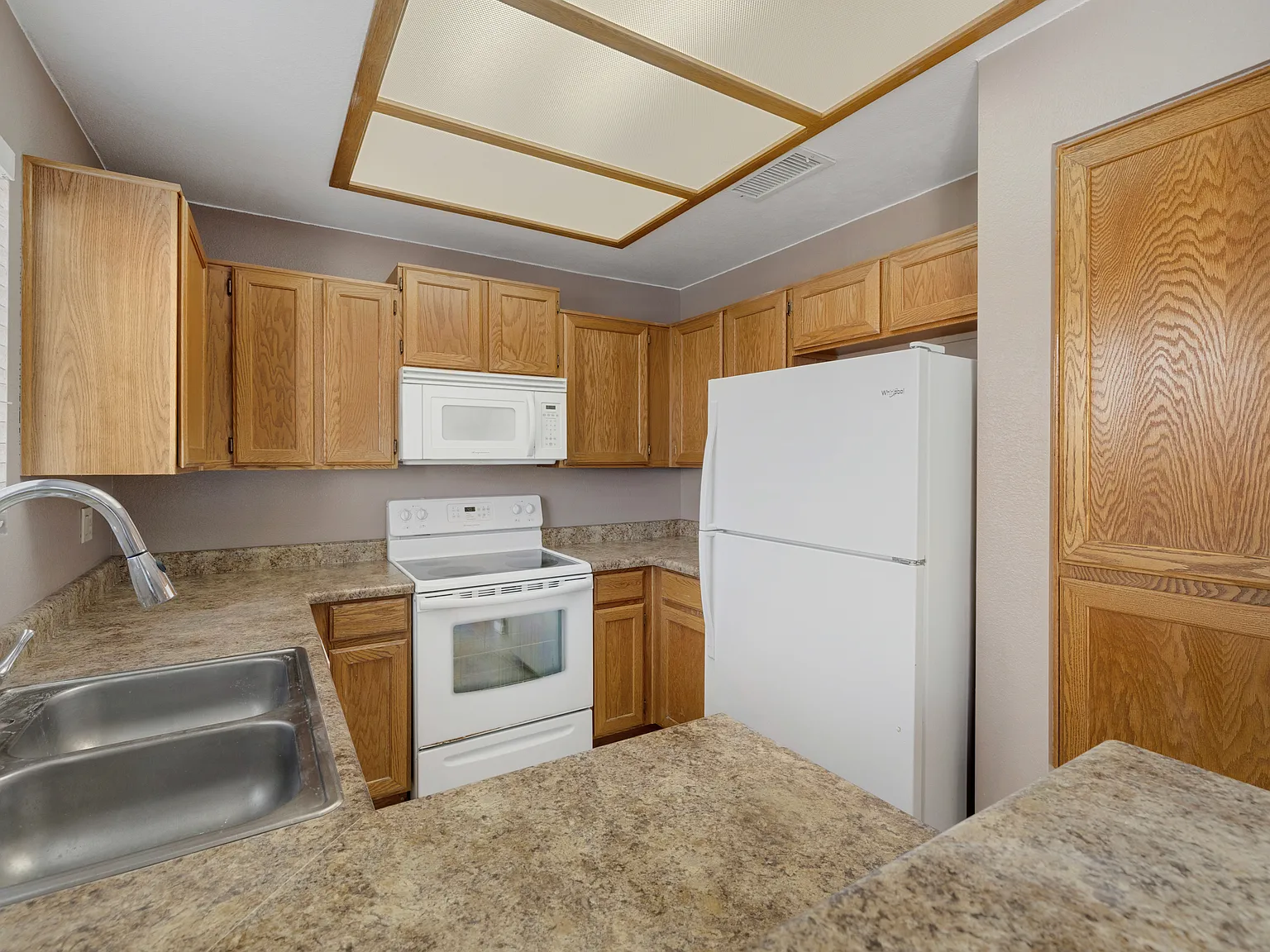 2 bed, 1.5 bath, 950 sqft, $1,699 — Photo 3
