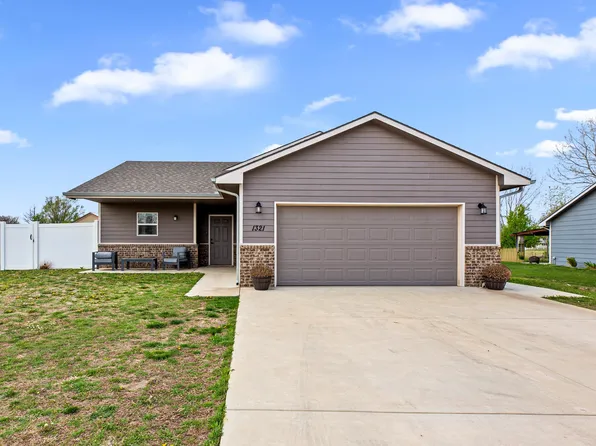 1321 Westover Ln, Hesston, KS 67062
