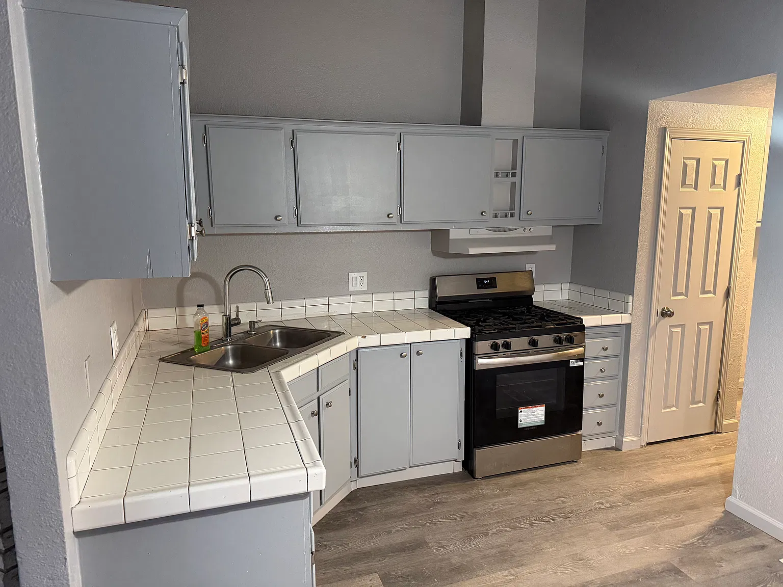 3 bed, 900 sqft, $2,100 — Photo 4