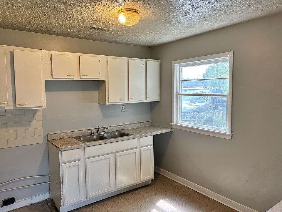 2nd image of 2207 N Kenyon St #1
