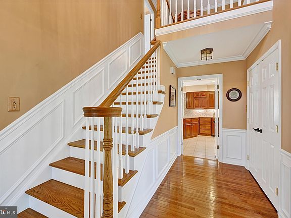 4th image of 327 Lazywood Ct