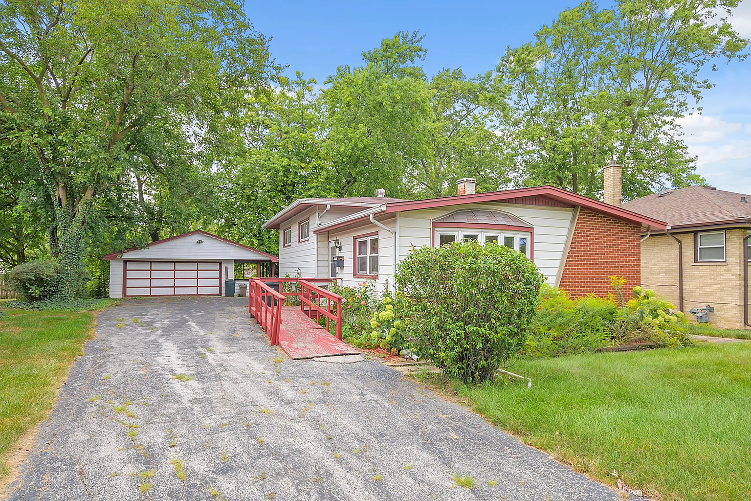 17202 Holmes Ave photo 1