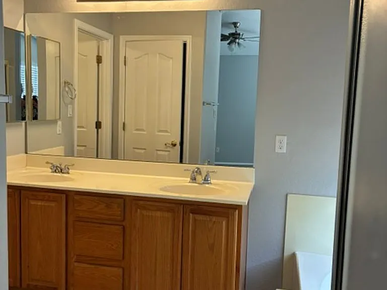 529 E Cantebria Dr — Photo 10