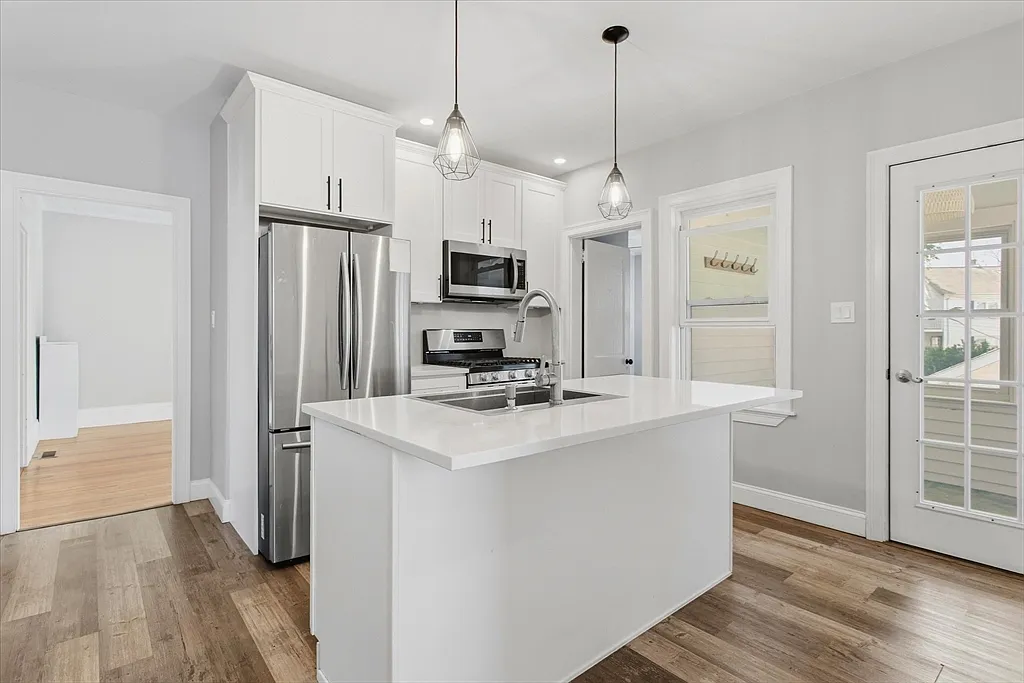 2 bed, 1.0 bath, 1200 sqft, $3,000 — Photo 2