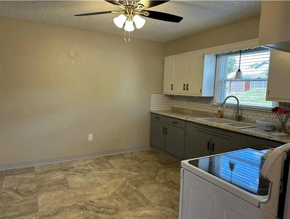 3 bed, 1122 sqft, $1,800 — Photo 4