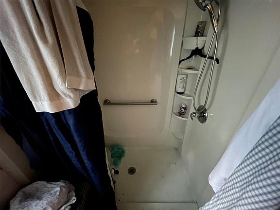 3rd image of 409 Lynda Ct