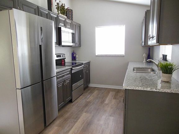 4th image of 825 E 10th St