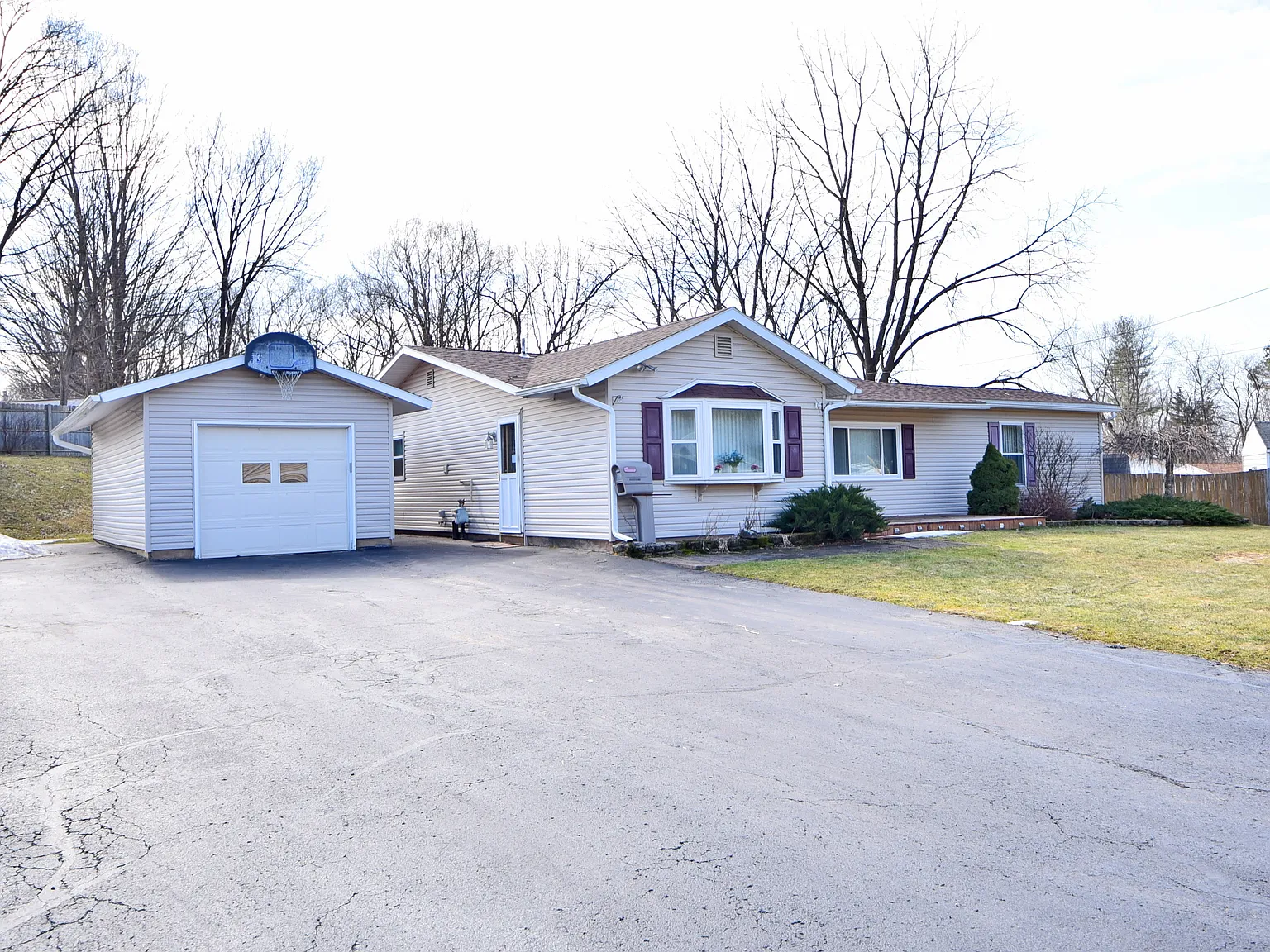 4 bed, 1.5 bath, 1653 sqft, $2,400 — Photo 1