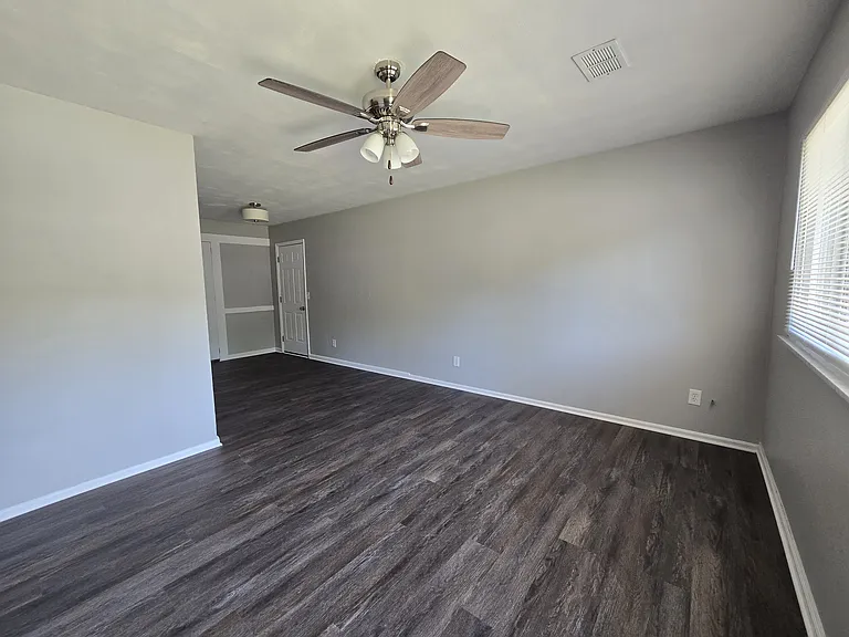906 Silverwood Dr — Photo 2
