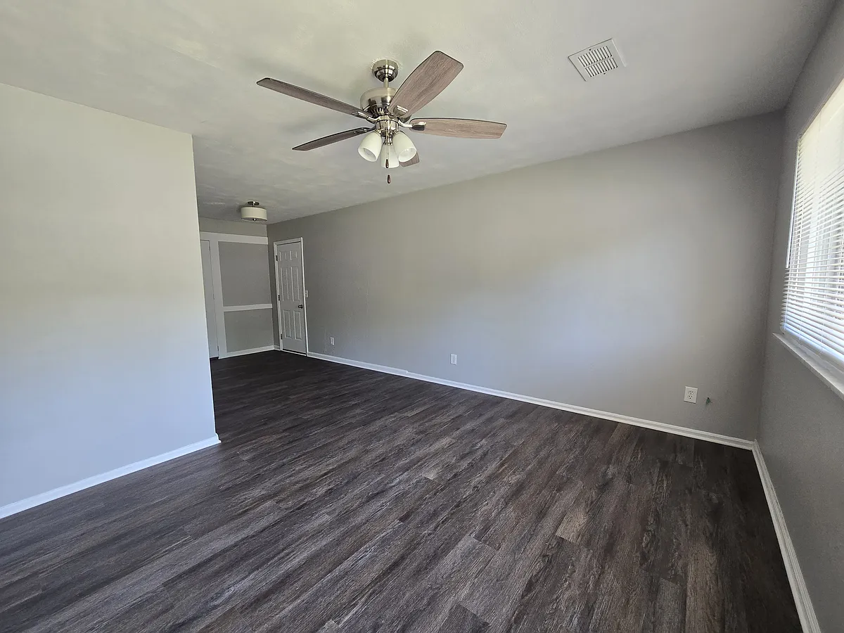 Building Photo - 906 Silverwood Dr