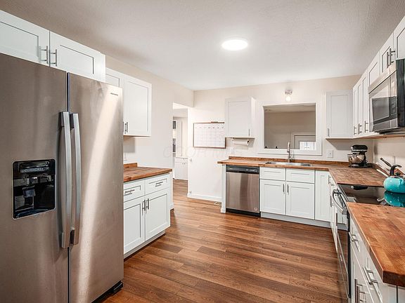 3rd image of 210 Pearl St