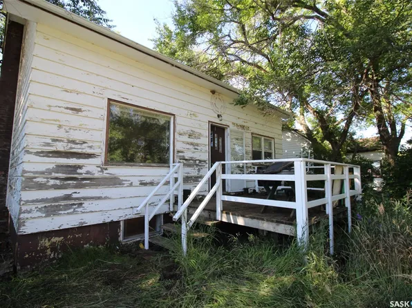 810 2nd Avenue, Simmie, SK S0N 2N0