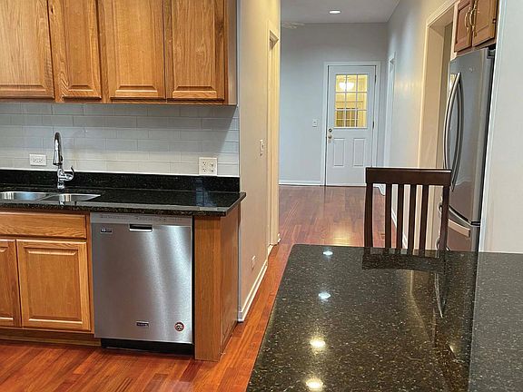 4th image of 2216 W Belmont Ave #1R