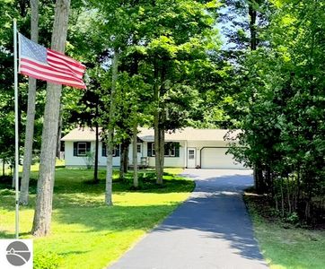 33 Bluejay Rd, Traverse City, MI, 49696