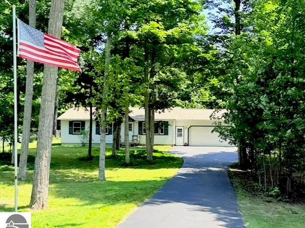 33 Bluejay Rd, Traverse City, MI 49696